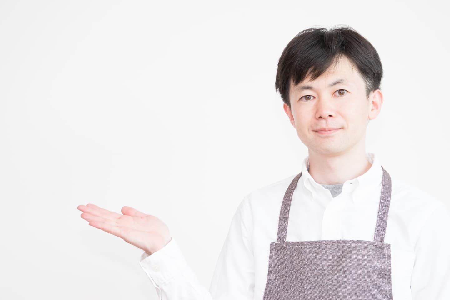 工業用砥石の加工を紹介する男性