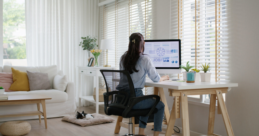 明るい室内でパソコン作業を行う通所支援のイメージ画像