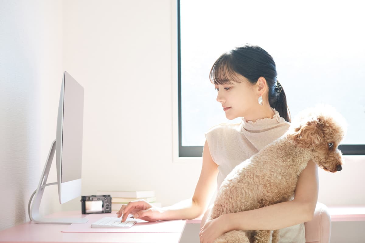 自宅でパソコン作業をする女性の在宅ワークイメージ